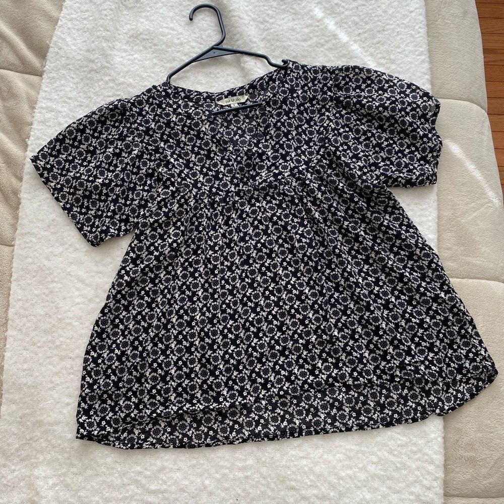 Yak & Yeti Black and White Patterned Short-Sleeve Blouse Size Small